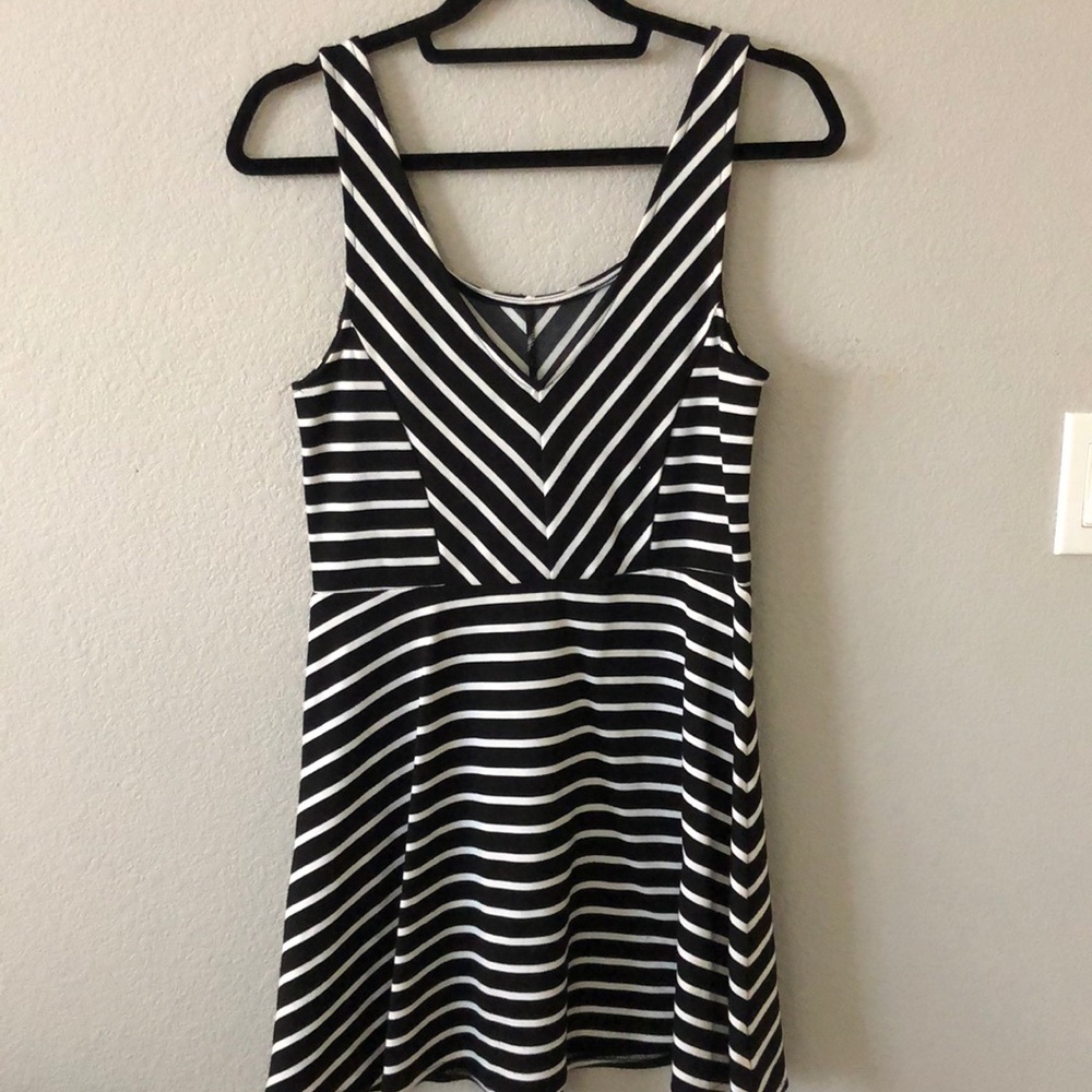 Skater skirt v-neck dress